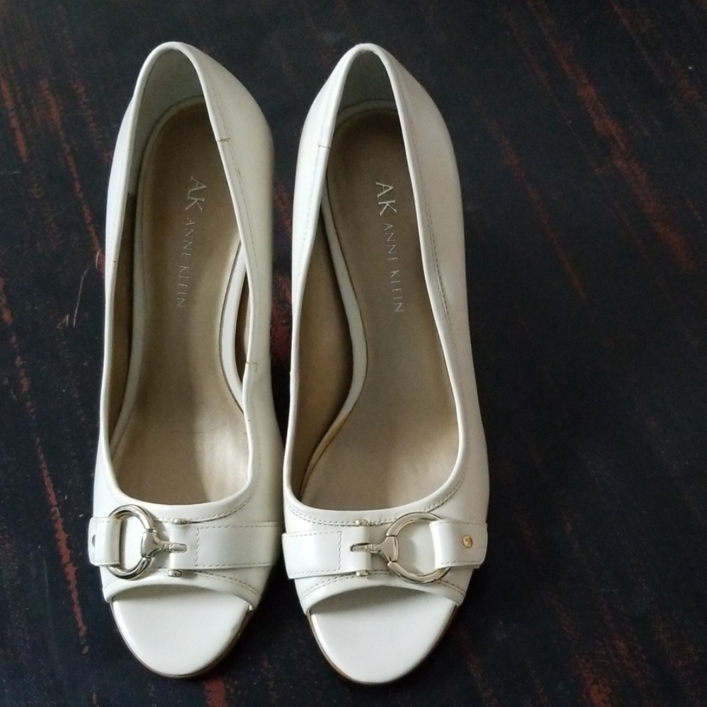 Never worn Anne Klein Peep Toes/Cream/7M/Closeout - Picture 1 of 6